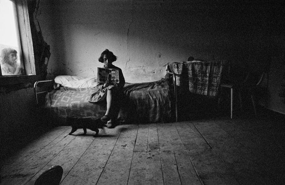 1-Josef-Koudelka-1963-CZECHOSLOVAKIA-Gypsies-with-cat